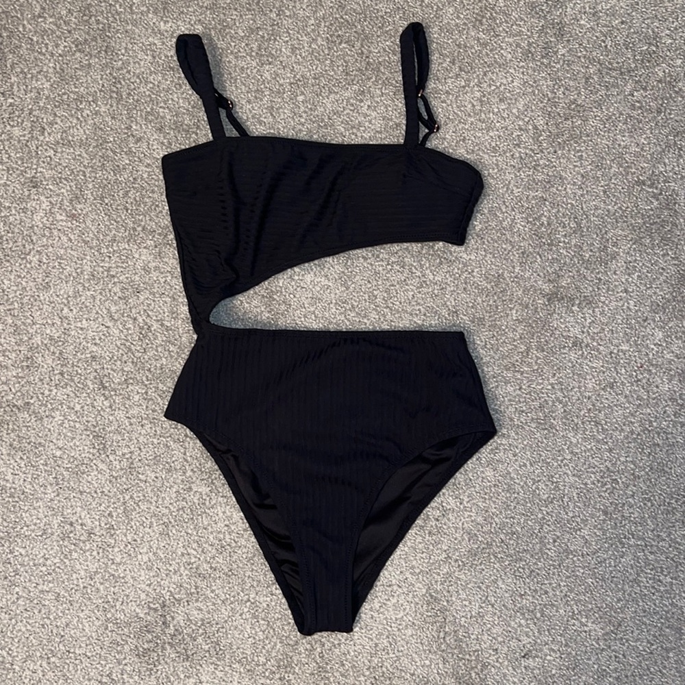 NWOT *never worn! High waisted, high cut ribbed cut-out monokini size small 🖤